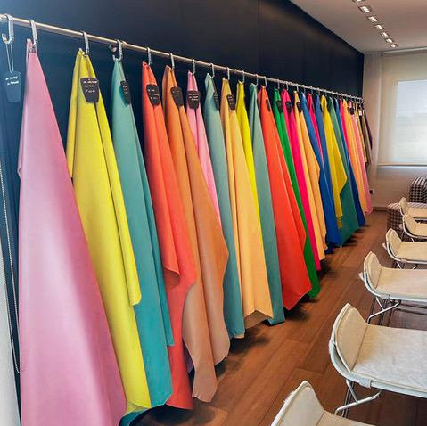 Colori terracei, blu e vitaminici per i nuovi  filati e pellami performanti e sostenibili