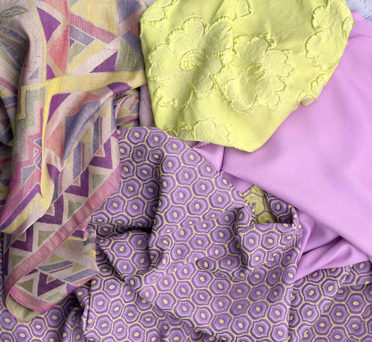 Colori terracei, blu e vitaminici per i nuovi  filati e pellami performanti e sostenibili