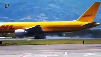 Costa Rica, aereo cargo si spezza in due sulla pista di atterraggio | Video