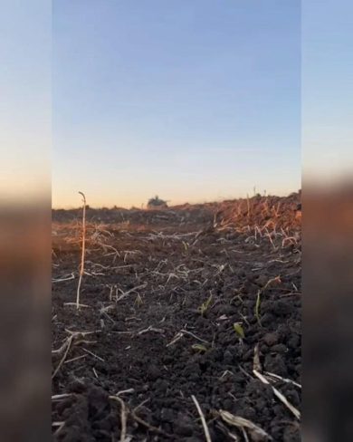 Carro armato russo colpito da drone, esplode | video