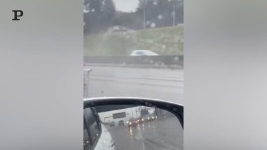 Agganciato ad un’autocisterna dentro un carrello della spesa, le immagini di un folle viaggio | Video