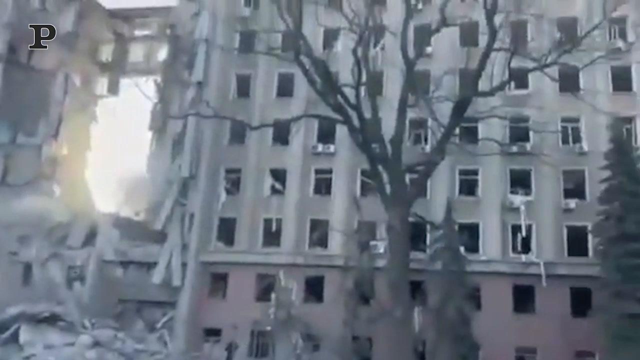 Ucraina, l’esercito sposta a calci le mine anticarro | Video