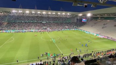 Saint Etienne, follia ultras: squadra retrocessa, razzi sui giocatori