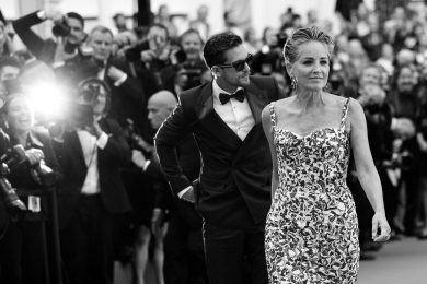 Una Croisette di piume e paillettes