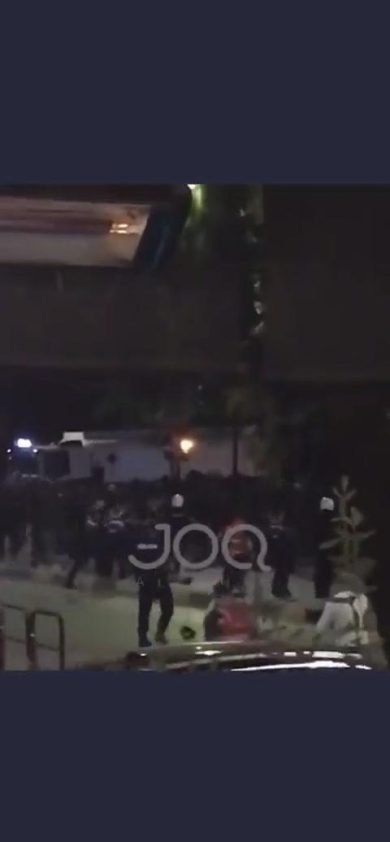 Violenze a Tirana dai tifosi del Feyenoord prima della finale con la Roma | video
