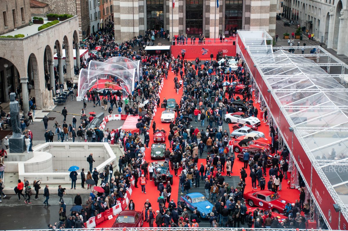 Galleria foto 'La moda protagonista su strada' - foto 14