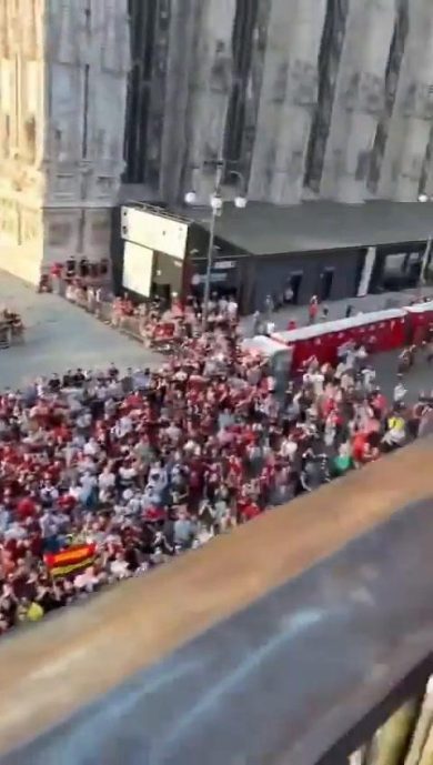 Berlusconi festeggia al grido di «chi non salta è nerazzurro» | video