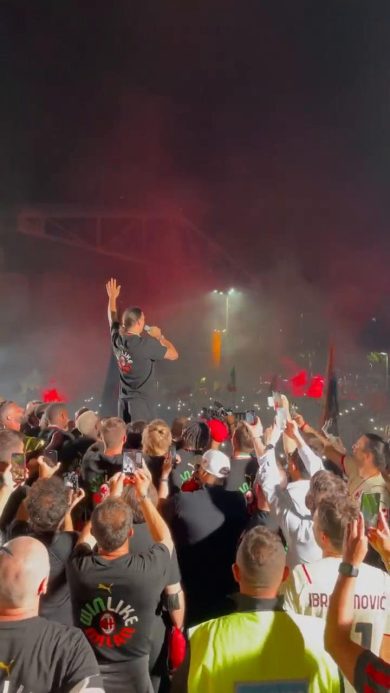 Ibrahimovic arringa i tifosi del Milan alla festa scudetto | video