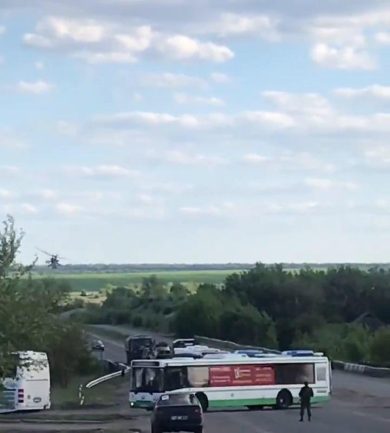 Carri armati ed elicotteri scortano i soldati arresi ad Azovstal | video