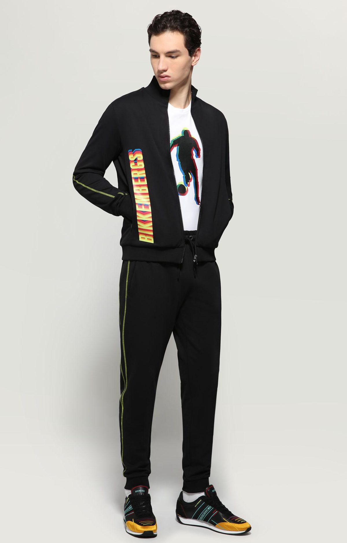 Galleria foto 'Le divise urbane fra eleganza atletica e sport high tech' - foto 10