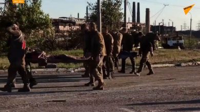 Azovstal; gli ucraini si consegnano ai russi | video