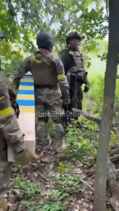 Soldati ucraini arrivano al confine con la Russia vicino a Kharkiv | video