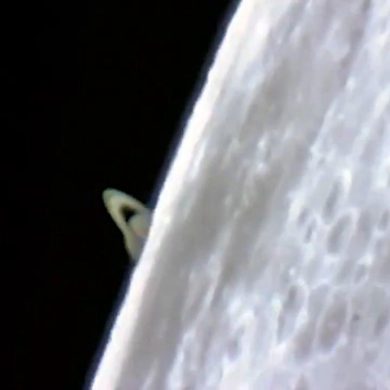 Saturno sorge dietro la Luna | video