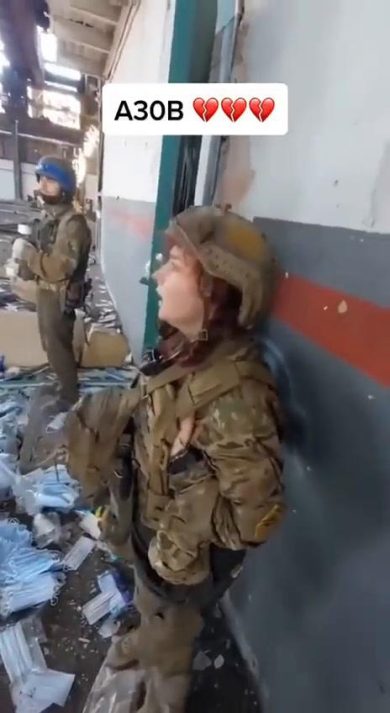 Soldati ucraini cantano nell’acciaieria Azovstal di Mariupol | video
