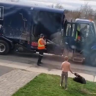 Lo scherzo, riuscito, all’uomo che raccoglie la spazzatura | video