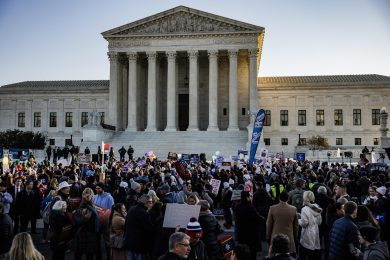 Aborto, cosa succede intorno al verdetto (atteso) della Corte Suprema Usa
