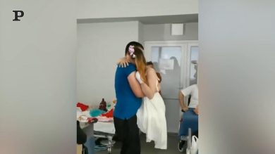 Ucraina, infermiera perde le gambe durante un attacco: si sposa nell’ospedale di Leopoli | Video