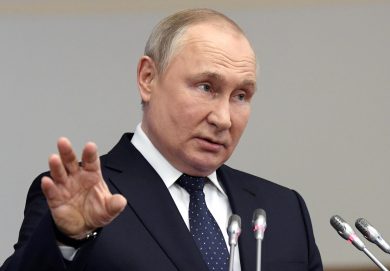 Putin non sta bene, lo racconta il suo corpo in conferenza stampa