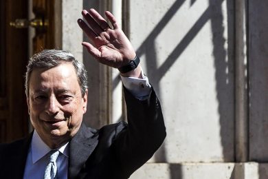 Nel giorno più lungo del suo esecutivo Draghi tende la mano a Conte e al M5S