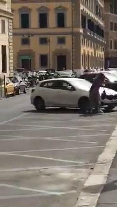 Livorno, donna reagisce allo scippo e picchia il suo aggressore | video