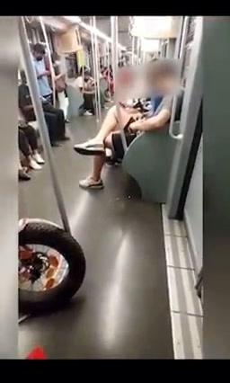 Milano: ragazzi sniffano cocaina in metropolitana | video