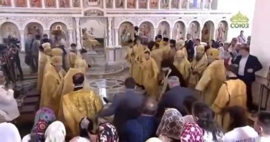Il Partiarca Kirill scivola sull’acqua santa