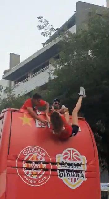 Girona, fotografa cade da bus scoperto: salvata