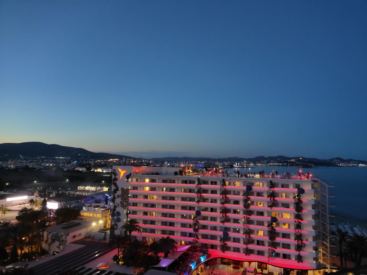Galleria foto 'Tramonti e nightlife, le sfumature di Ibiza catturate con Oppo Find X5 Pro' - foto 5