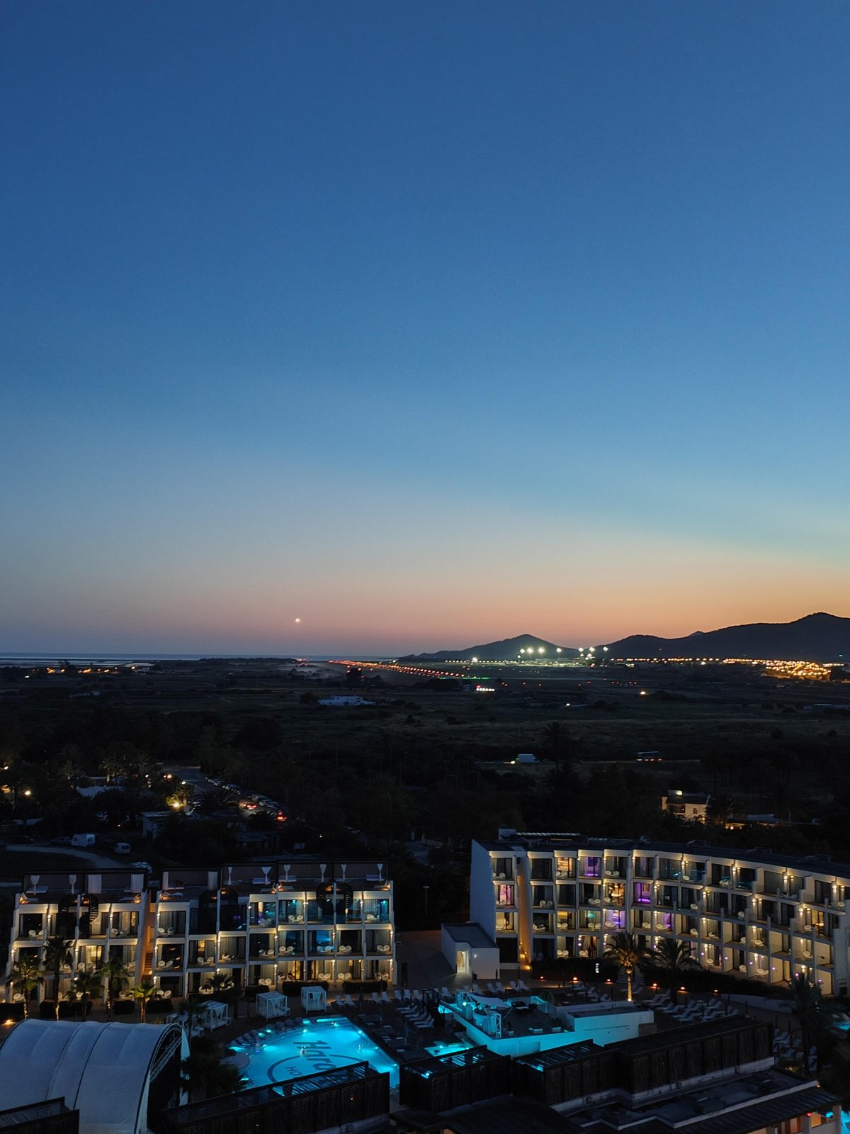 Galleria foto 'Tramonti e nightlife, le sfumature di Ibiza catturate con Oppo Find X5 Pro' - foto 4