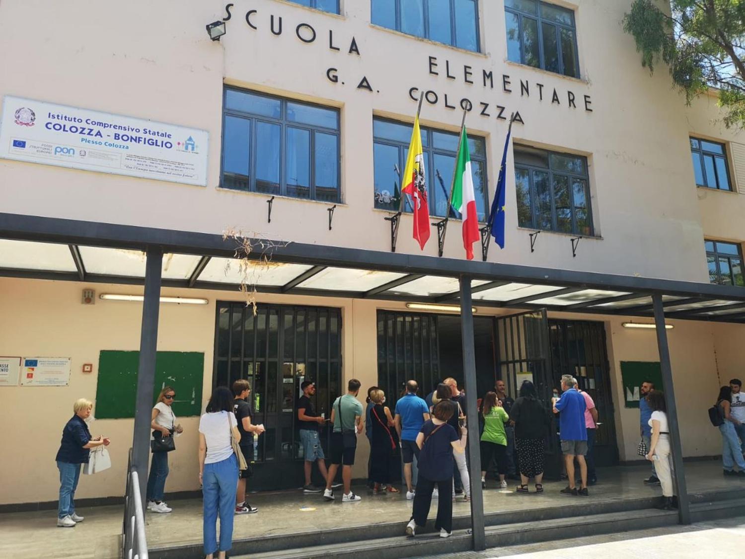 Caos seggi. A Palermo molti sono chiusi perché manca il Presidente (e c’è la partita)