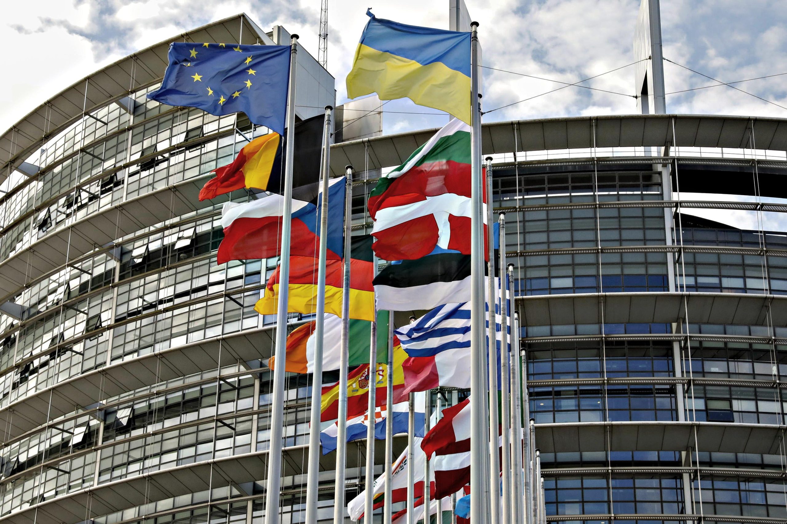 La Ue conferma lo stop a benzina e diesel nel 2035 e si fa male da sola