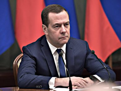 Le minacce di Medvedev, grida di un uomo che sta affogando