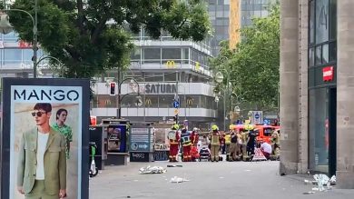 Auto tra la folla a Berlino | video
