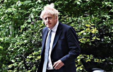 Boris Johnson salvo, a metà
