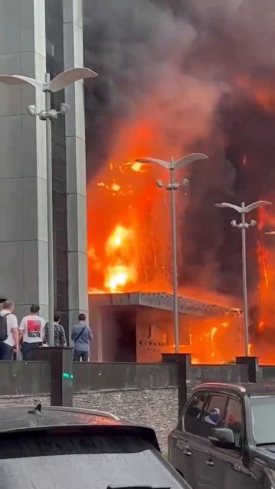 Misterioso incendio al Grand Setun Plaza di Mosca | video