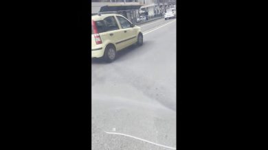 Torino, giovane insegue ragazzo con un machete per strada | video