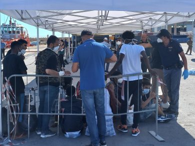 Esplode la bomba migranti, ma tutto tace