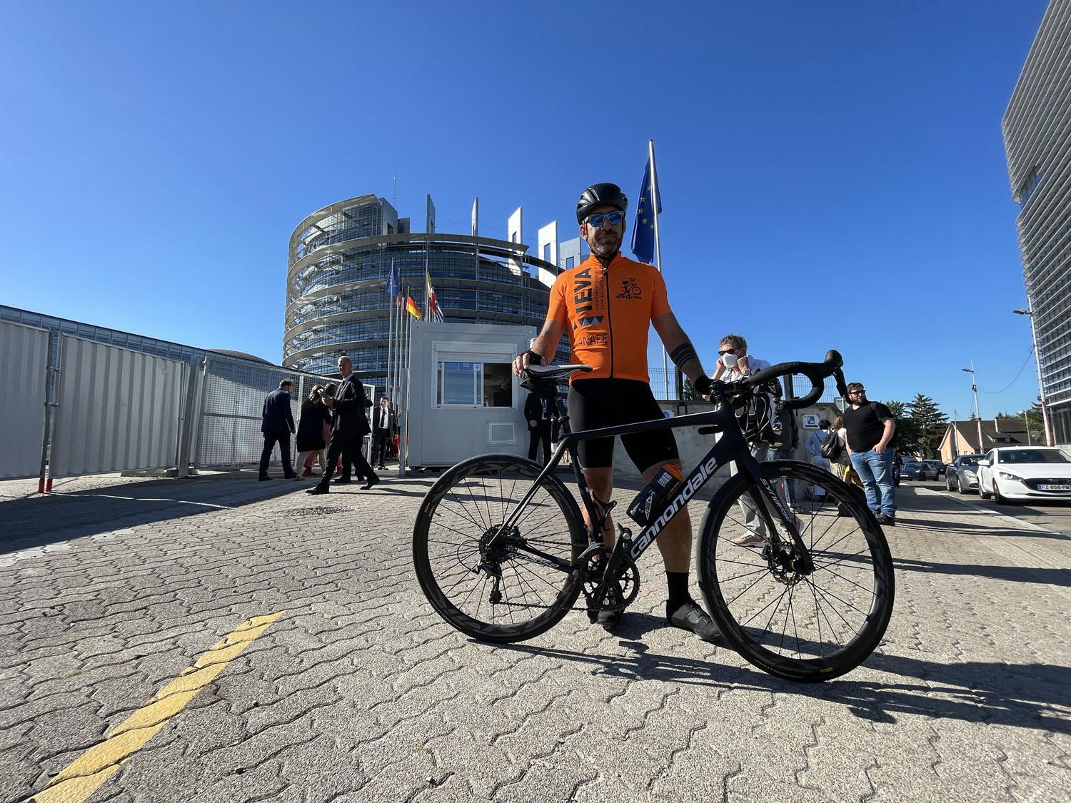 Una maratona in bicicletta per il fumo alternativo