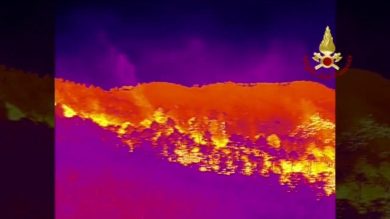 Incendio a Massarosa (Lucca), Canadair in azione di notte I video