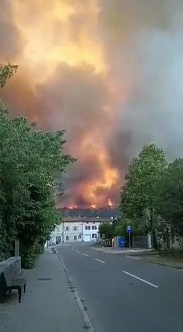 Incendi nel Carso. Trieste isolata | video