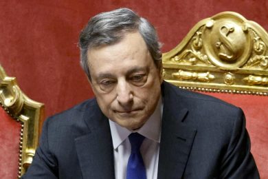 Duro e sferzante. Draghi sfida i partiti davanti al Paese (che sente con lui)