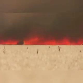 Spagna, uomo fugge dalle fiamme di un gigantesco incendio I video