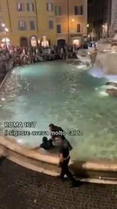 Bagno notturno nella Fontana di Trevi: fermato I video