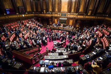 Primo giorno di trattative con due certezze: Draghi non cambia idea, M5S nel caos