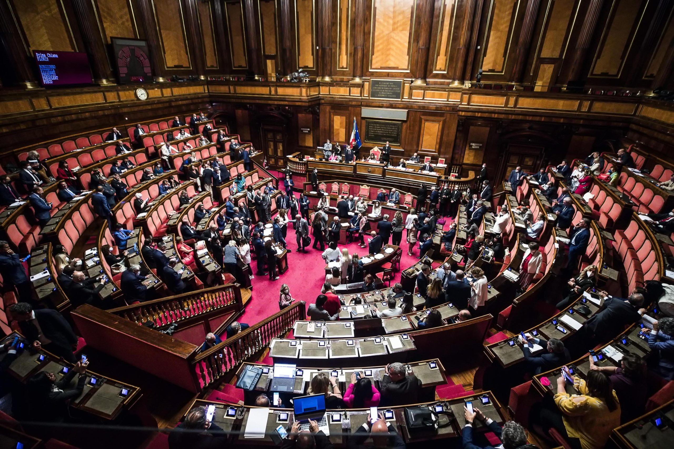 Primo giorno di trattative con due certezze: Draghi non cambia idea, M5S nel caos