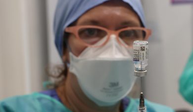 Quarta dose di vaccino e nuove varianti Omicron. Cosa sappiamo e che fare