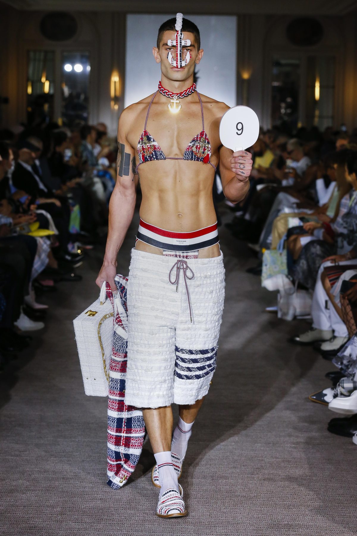 Galleria foto 'La moda di Parigi ci porta in un viaggio tra le epoche' - foto 5