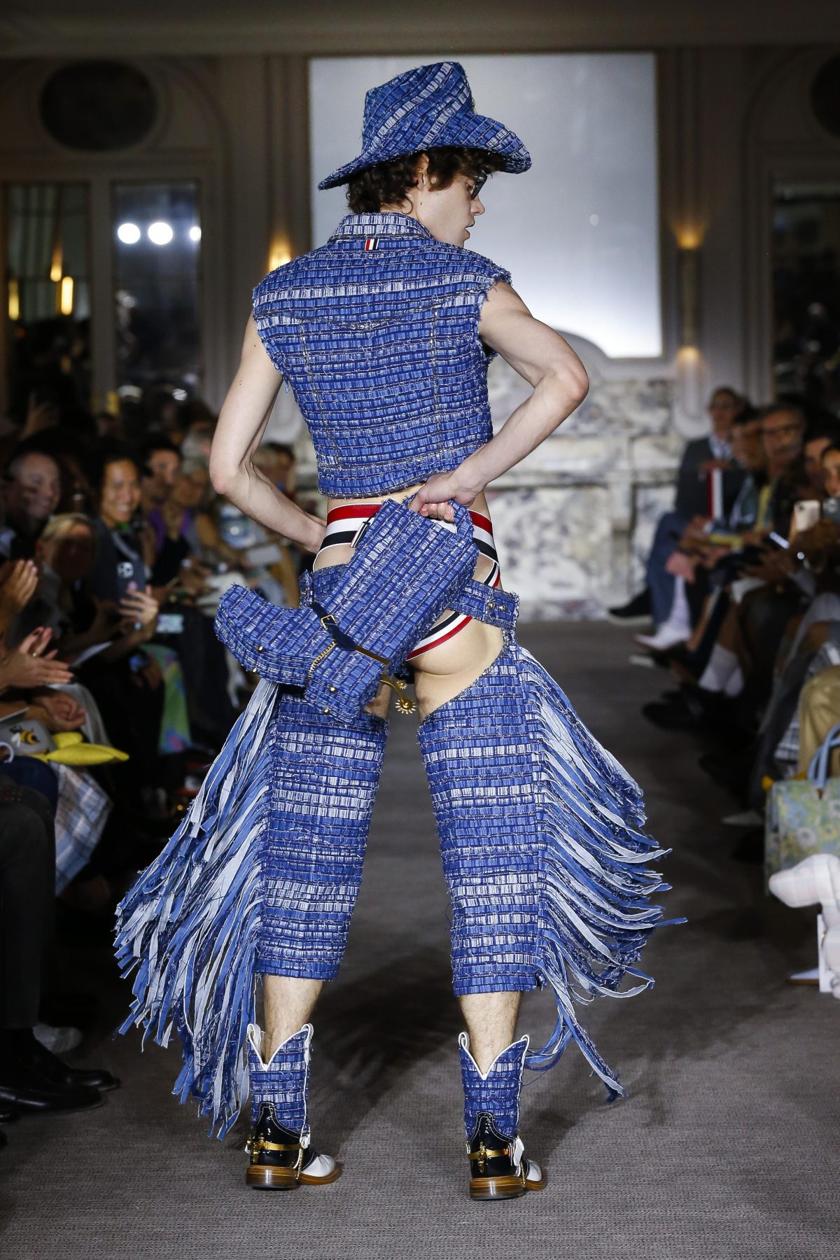 Galleria foto 'La moda di Parigi ci porta in un viaggio tra le epoche' - foto 6