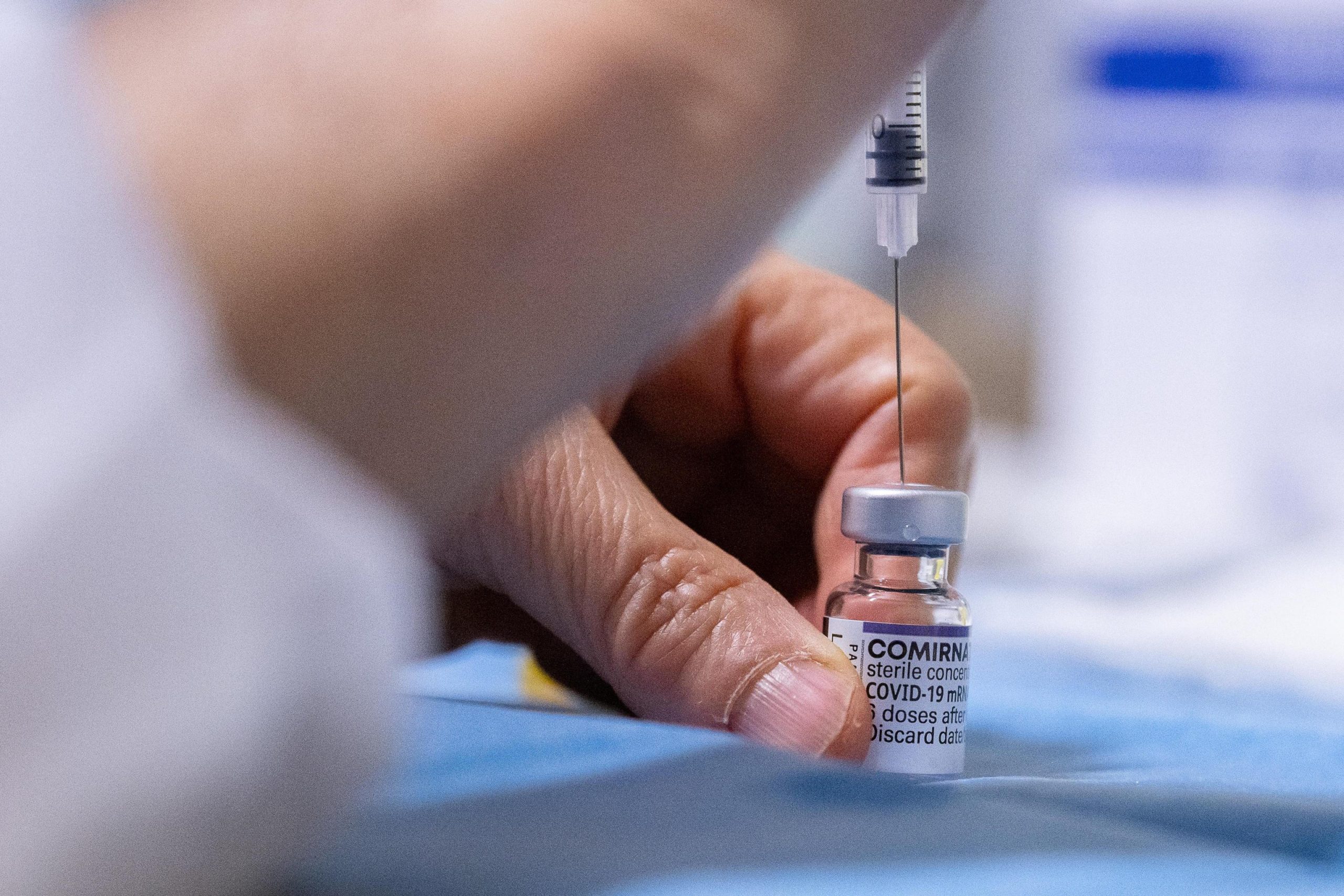 Quarta dose di vaccino, si accelera in Italia e nel mondo