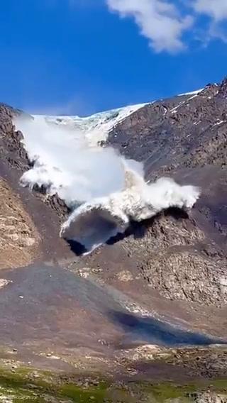 Kirghizistan, crolla ghiacciaio e travolge turisti I video